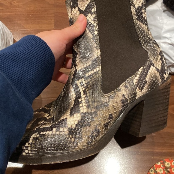 rag & bone / Axis
Chelsea Boot in
Olive snake skin Bootie Boots size 37.5 US 7.5 - Picture 2 of 6